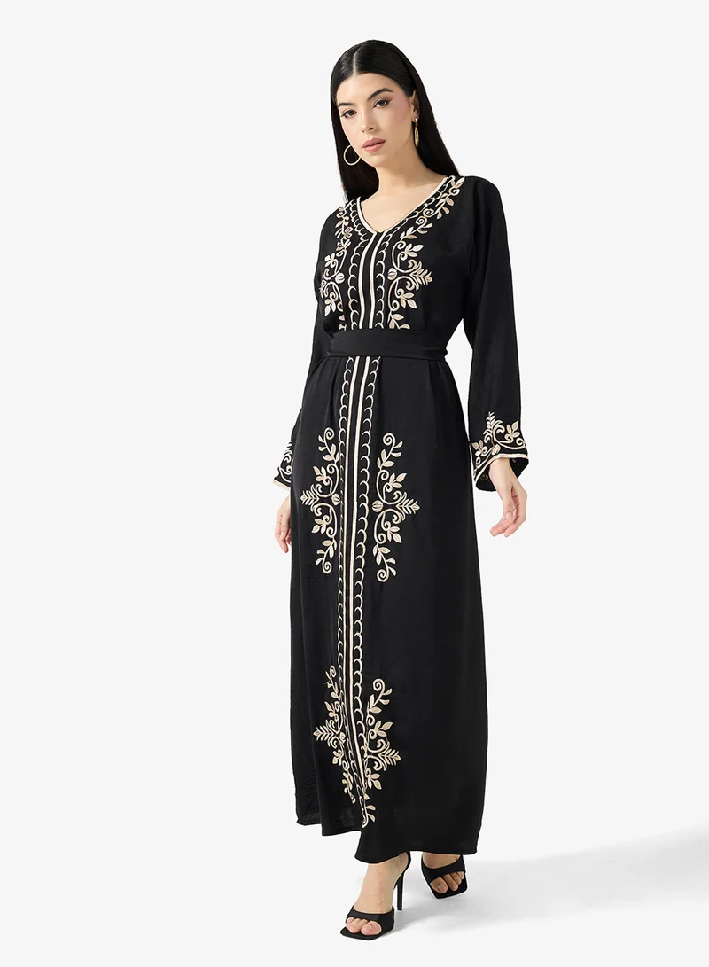 هيا كلوزيت جلابية مطرزة بالزهور في الأمام وحزام